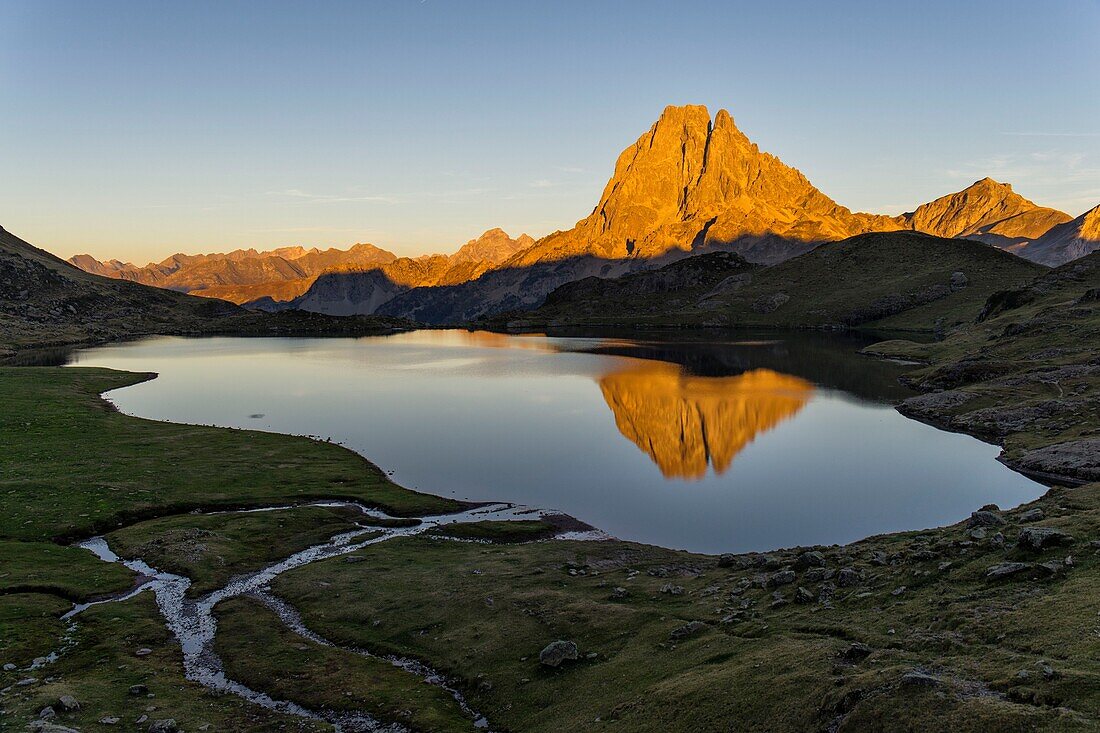 France, Pyrenees Atlantiques, Bearn, hiking in the Pyrenees, GR10 footpath, around the Ayous lakes, Gentau Lake, Pic du Midi d'Ossau