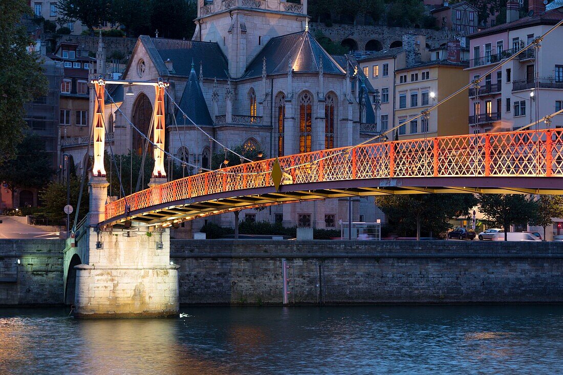 Frankreich, Rhone, Lyon, 5. Arrondissement, Altstadt von Lyon, historische Stätte, die von der UNESCO zum Weltkulturerbe erklärt wurde, Fußgängerbrücke Saint Georges über die Saône, im Hintergrund die Kathedrale Saint John