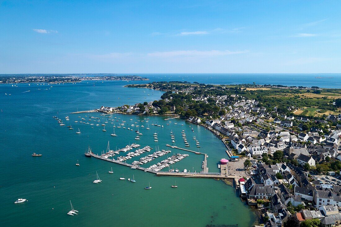 Frankreich, Morbihan, Golf von Morbihan, Regionaler Naturpark des Golfs von Morbihan, Locmariquer, Der Hafen und die Einfahrt in den Golf von Morbihan (Luftaufnahme)