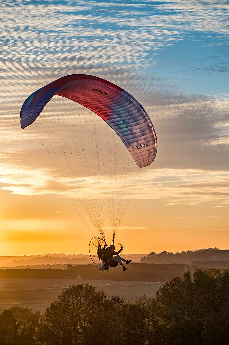 Frankreich, Eure, Les Thilliers en Vexin, Paramotor im Flug, Flügel Apco