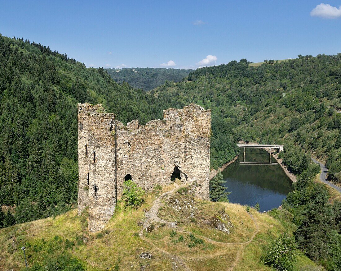 Frankreich, Cantal, Alleuze, Schloss von Alleuze, Burg aus dem 14. Jahrhundert, Grandval-Stausee (Luftaufnahme)