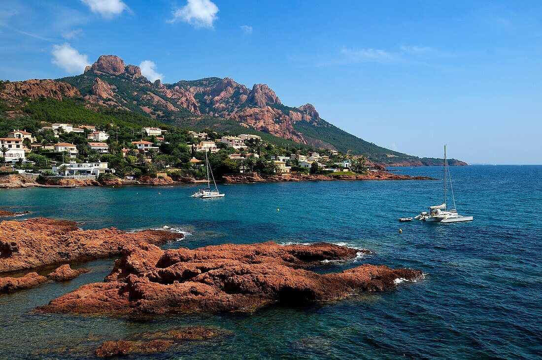 Frankreich, Var, Agay bei Saint Raphael, Massif de l'Esterel (Esterel-Massiv), Massiv des Cap Roux, Bach von Antheor und das Cap Roux, überragt vom Saint Pilon