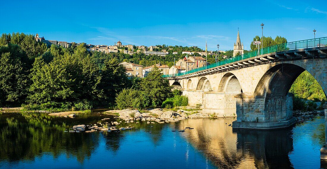 Frankreich, Ardeche, Aubenas, Ucel-Brücke über den Fluss Ardeche