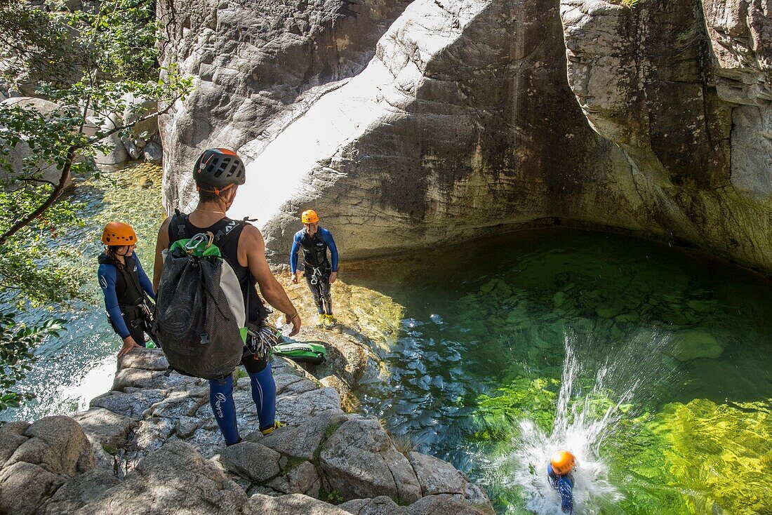 Frankreich, Corse du Sud, Bocognano, die Schlucht des Richiusa, Sprung in die Becken smaragdgrüne Farbe