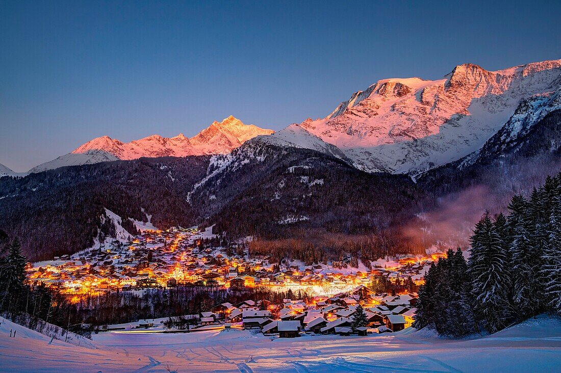 Frankreich, Haute Savoie, Massiv des Mont Blanc, die Contamines Montjoie, der Überblick über den Dorfbahnhof in der Dämmerung und Sonnenuntergang auf der Nadel von Bionnassay und die Kuppeln von Miage