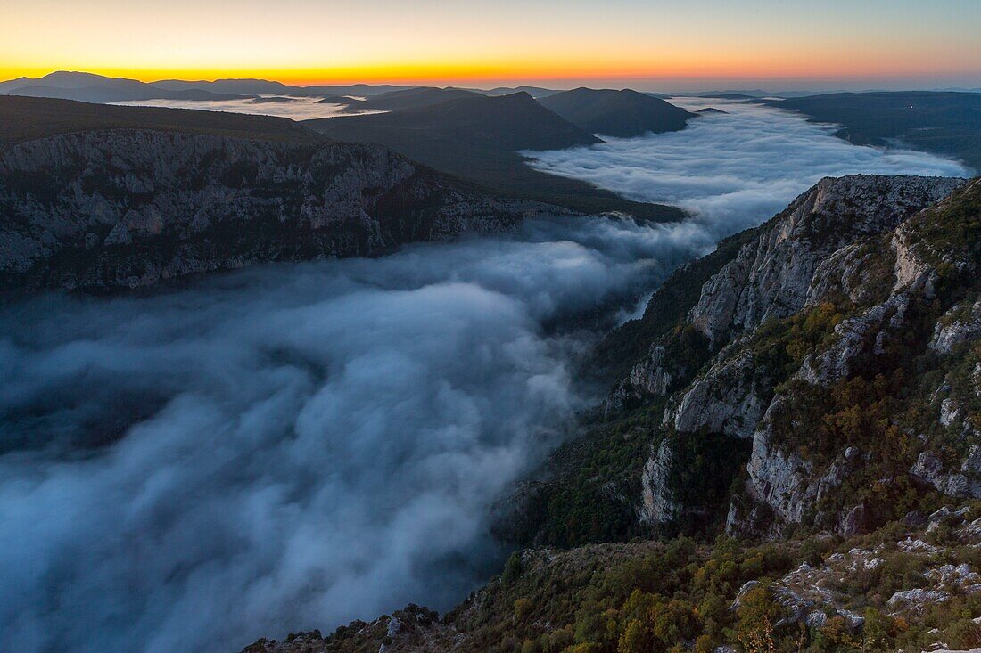 Frankreich, Alpes-de-Haute-Provence, Regionaler Naturpark Verdon, Grand Canyon du Verdon, Klippen vom Aussichtspunkt Pas de la Bau aus gesehen