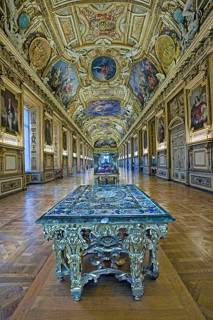 Frankreich, Louvre-Museum, die Apollo-Galerie mit der Oberseite eines florentinischen Tisches aus pietra dura
