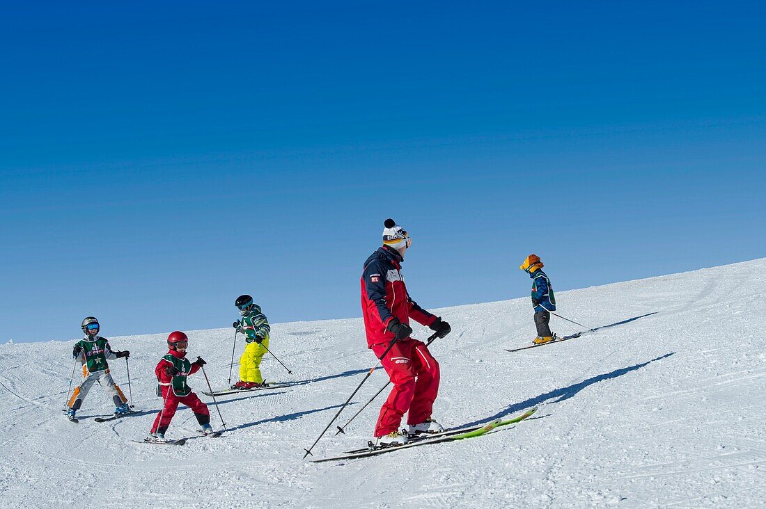Frankreich, Haute Savoie, Massiv des Mont Blanc, die Contamines Montjoie, die Kinder im Skikurs mit Skilehrer ESF auf dem Skigebiet