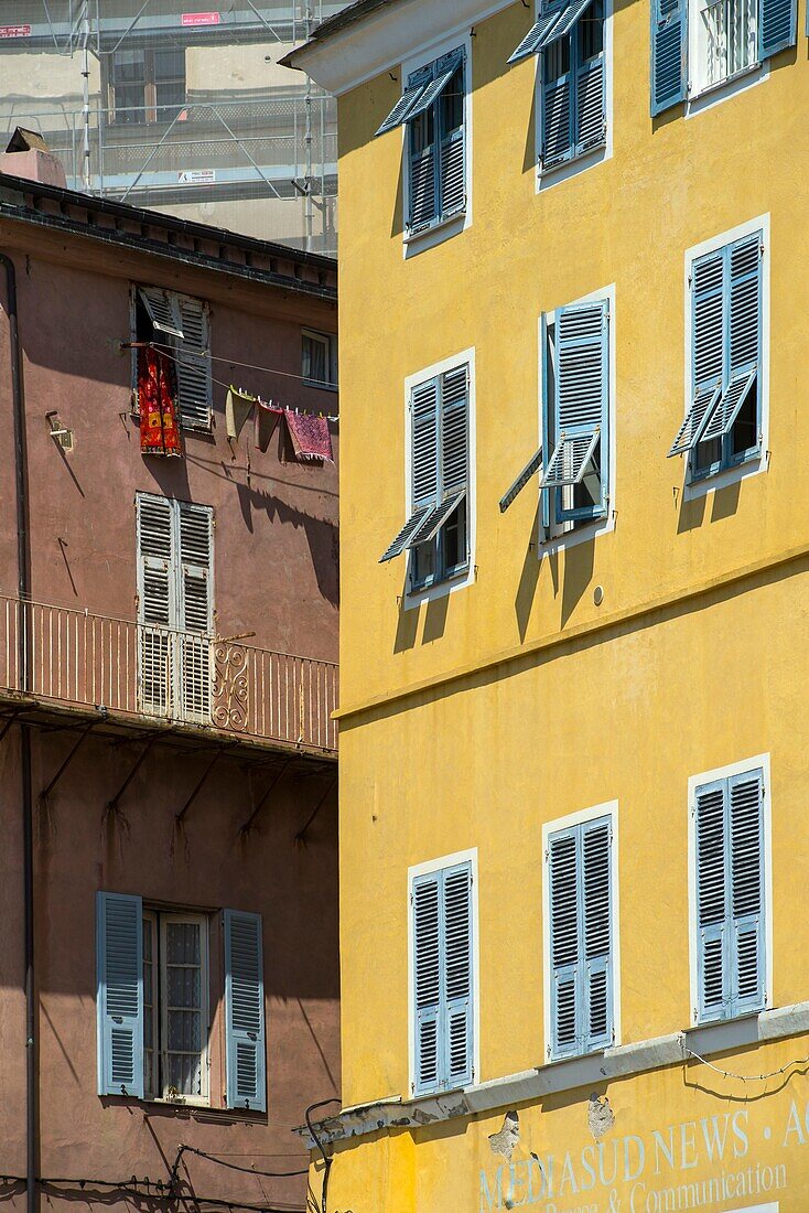 Frankreich, Haute Corse, Bastia, Nahaufnahme der bunten Fassaden der Rue de la Marine am alten Hafen