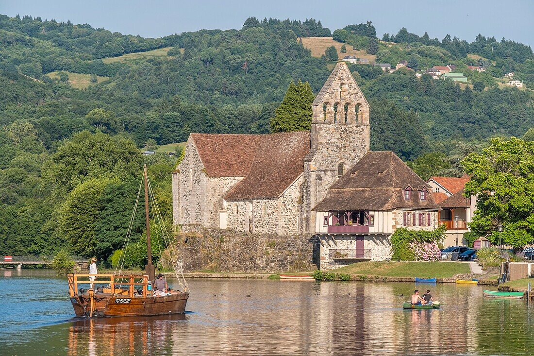 France, Correze, Dordogne valley, Beaulieu sur Dordogne, gabare on the river, Penitents chapel on Dordogne riverbank