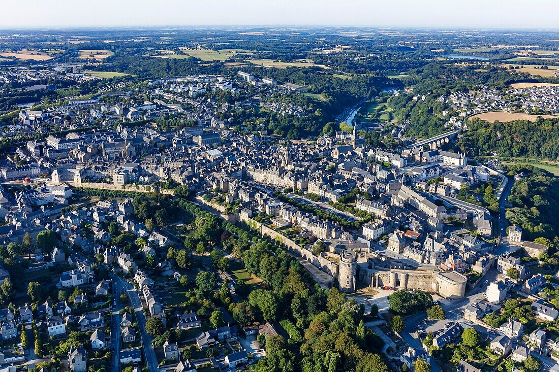 Frankreich, Cotes d'Armor, Dinan, die ummauerte Stadt (Luftaufnahme)