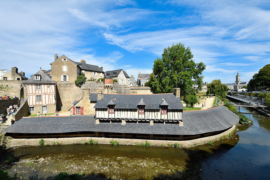 Frankreich, Morbihan, Golf von Morbihan, Vannes, die Stadtmauern, alte Waschhäuser, der Fluss La Marle und die Kirche Saint-Patern im Hintergrund