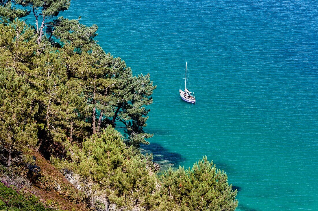 France, Finistere, Armoric Regional Naturel Park, Crozon Morgat, Saint Hernot, Virgin Island point, Sailing over the blue lagoon Crozon water