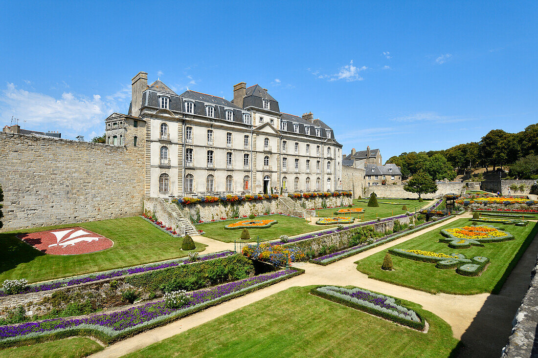 France, Morbihan, Gulf of Morbihan, Vannes, l'Hermine Castle, garden and ramparts