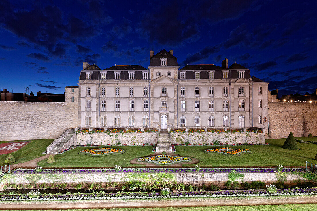 Frankreich, Morbihan, Golf von Morbihan, Vannes, Stadtmauer, Schloss l'Hermine und Garten