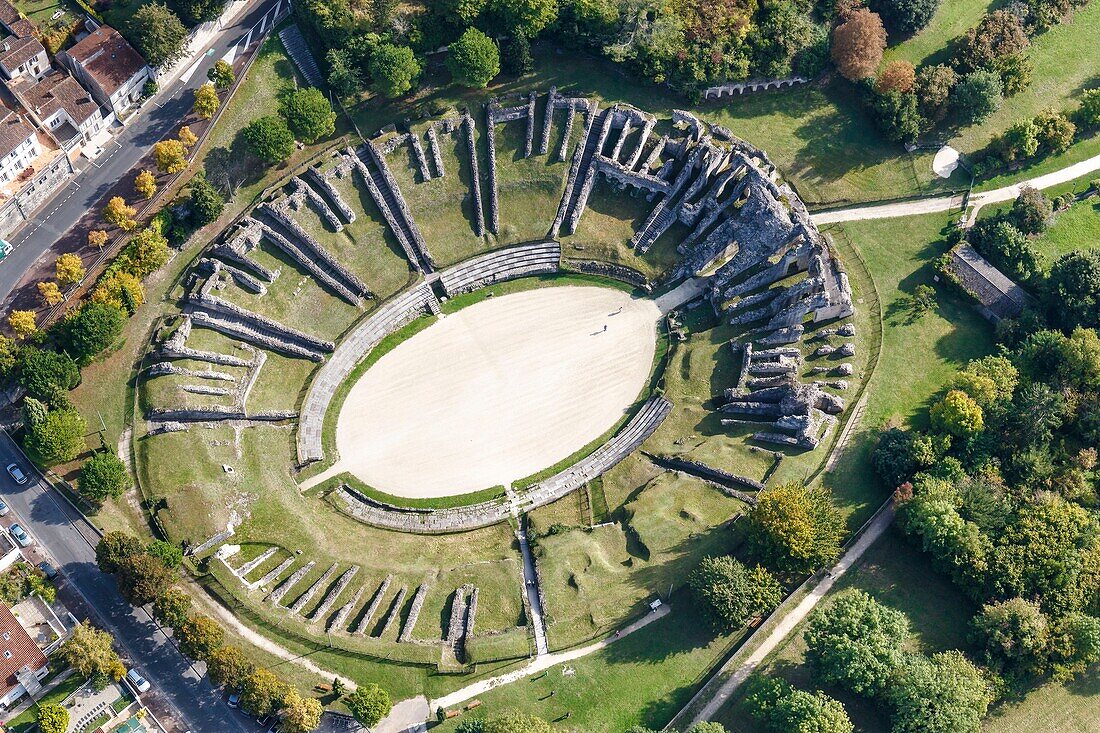 Frankreich, Charente Maritime, Saintes, die römische Arena (Luftaufnahme)