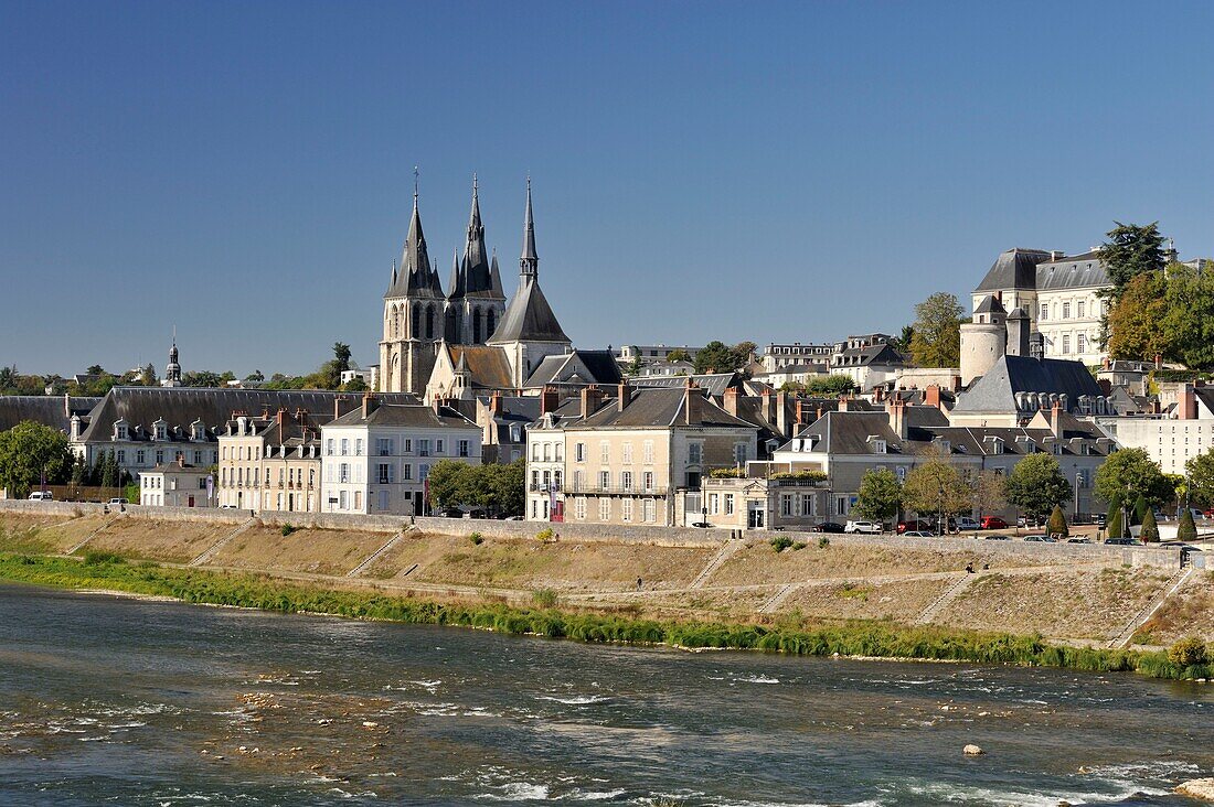 Frankreich, Loir et Cher, Das Tal der Loire, das von der UNESCO zum Weltkulturerbe erklärt wurde, Blois, die Kirche Saint Nicolas und das Königsschloss an der Loire