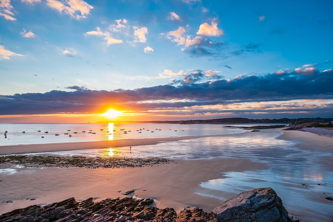 Frankreich, Cotes d'Armor, Erquy, Sonnenaufgang am Strand von Sables d'Or