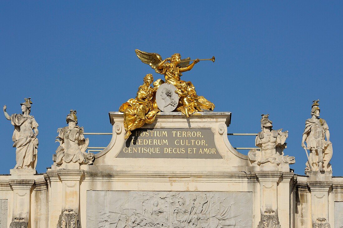 Frankreich, Meurthe et Moselle, Nancy, Place Stanislas oder ehemaliger Place Royale, erbaut von Stanislas Leszczynski, König von Polen und letzter Herzog von Lothringen im 18. Jahrhundert, von der UNESCO zum Weltkulturerbe erklärt, Arc Héré gezeichnet von Emmanuel Héré, Details der Statuen zum Thema Krieg und Frieden