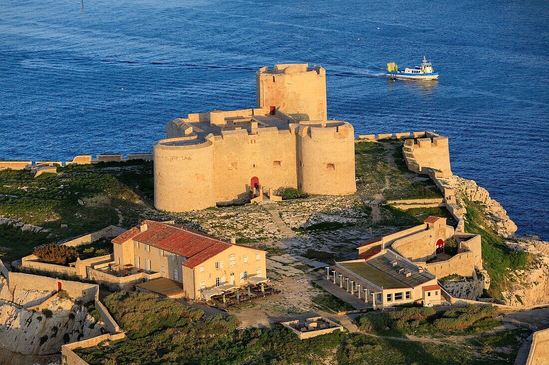 Frankreich, Bouches du Rhone, Nationalpark Calanques, Marseille, 7. Arrondissement, Archipel der Frioul-Inseln, Ile d'If, Chateau d'If, denkmalgeschützt (Luftaufnahme)