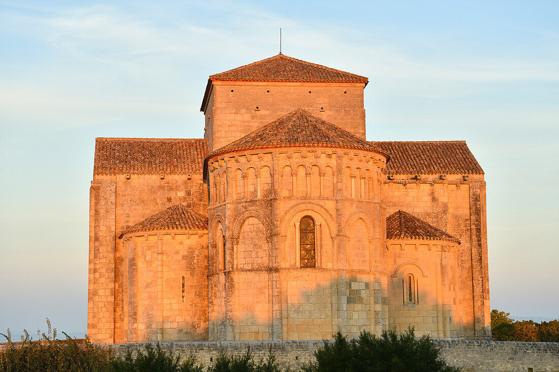 France, Charente Maritime, Gironde estuary, Saintonge, Talmont sur Gironde, labelled Les Plus Beaux Villages de France (The most beautiful villages of France), The Romanesque church St Radegonde of the XIIth century, apse