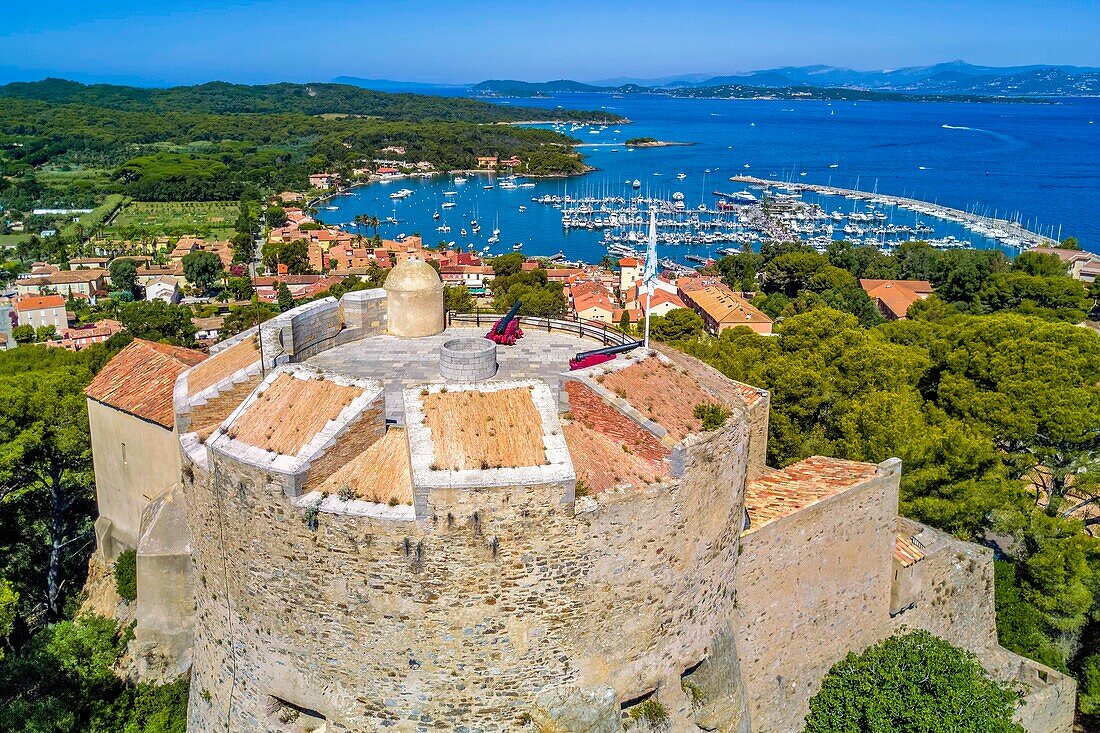 Frankreich, Var, Iles d'Hyeres, Parc National de Port Cros (Nationalpark Port Cros), Insel Porquerolles, das Dorf und der Hafen von Porquerolles vom Schloss Sainte Agathe aus gesehen