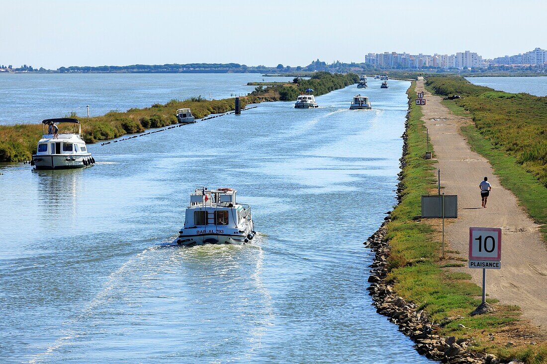 Frankreich, Herault, Palavas les Flots, Gebiet Les Quatre Canaux, Canal du Rhone in Sete, Bootsverleih The Boat