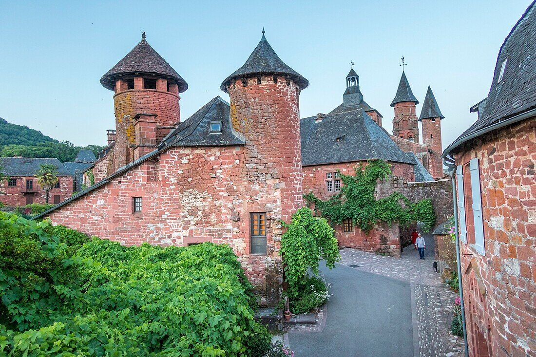 Frankreich, Correze, Dordogne-Tal, Collonges la Rouge, Bezeichnung Les Plus Beaux Villages de France (Die schönsten Dörfer Frankreichs), Dorf aus rotem Sandstein, Glockenturm der Kirche Saint Pierre