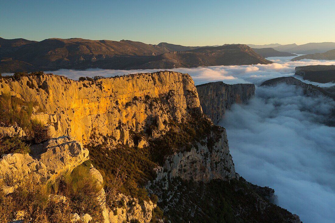 Frankreich, Alpes-de-Haute-Provence, Regionaler Naturpark Verdon, Grand Canyon du Verdon, Klippen vom Aussichtspunkt Pas de la Bau aus gesehen