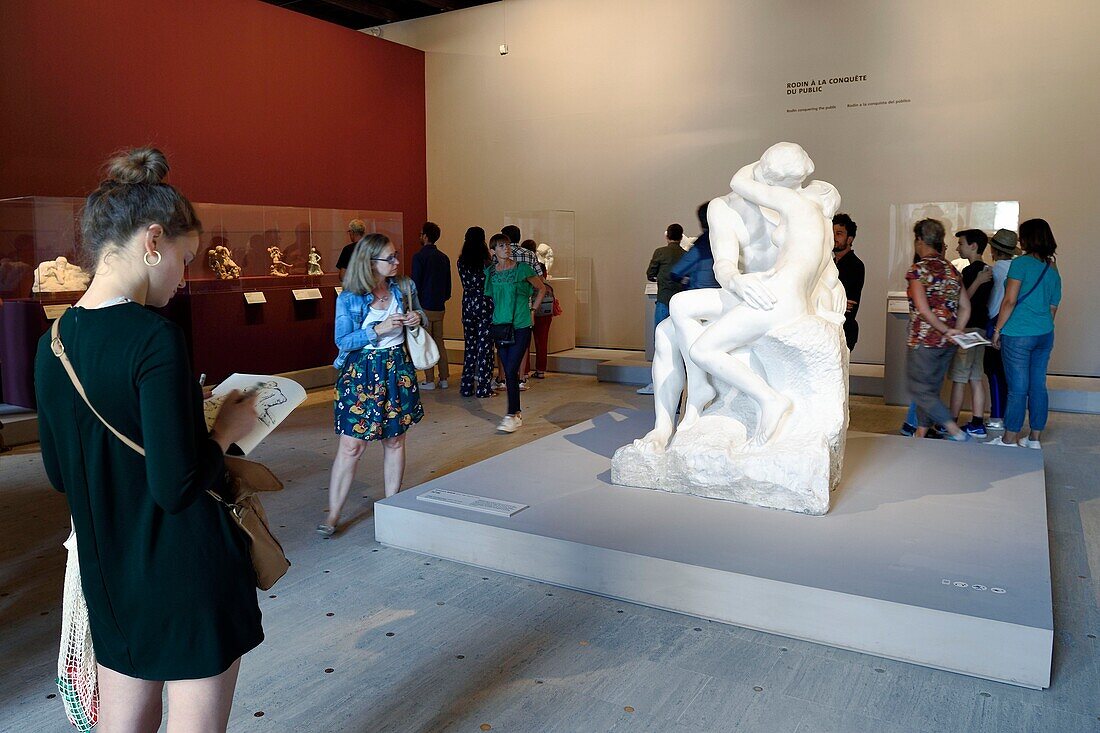 Frankreich, Paris, Museum Grand Palais, Ausstellung zum hundertsten Todestag von Auguste Rodin, Marmorskulptur Der Kuss von Auguste Rodin