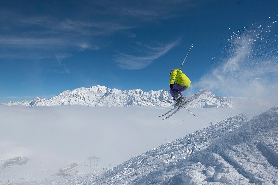 Frankreich, Haute Savoie, Massiv des Mont Blanc, die Contamines Montjoie, der Skifahrer im Pulverschnee außerhalb des Skigebiets und die Gipfel des Massivs des Mont Blanc