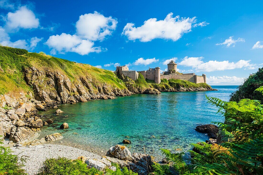 Frankreich, Cotes d'Armor, Plevenon, Fort la Latte oder Schloss Roche Goyon, ist eine Festung aus dem 14. Jahrhundert an der Pointe de la Latte, in der Nähe von Frehel Cape