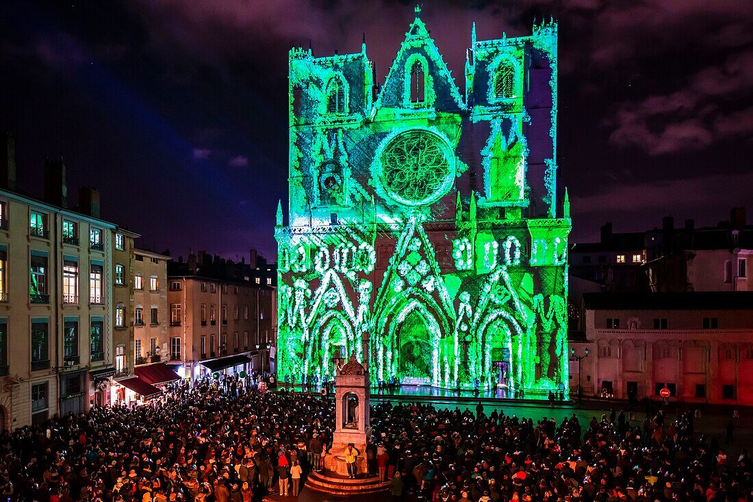 Frankreich, Rhone, Lyon, Stadtteil Vieux-Lyon, historische Stätte, die von der UNESCO zum Weltkulturerbe erklärt wurde, die Kathedrale von Lyon (Cathedrale Saint-Jean-Baptiste de Lyon) während der Fete des Lumieres (Lichtfest), Ausstellung Pigments De Lumière von Nuno Maya und Carole Purnelle