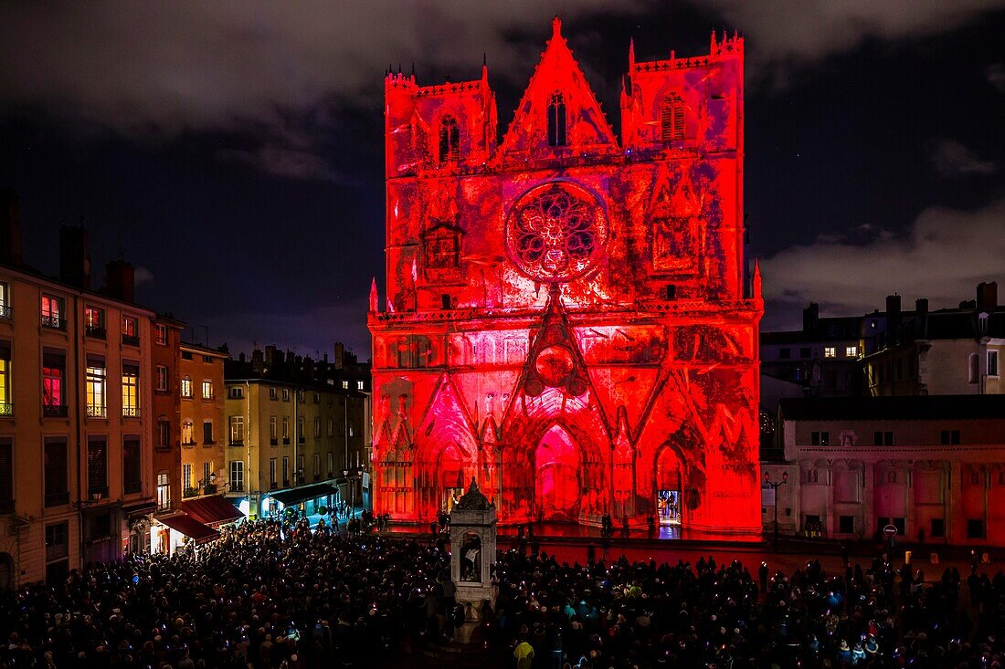 Frankreich, Rhône, Lyon, Stadtteil Vieux-Lyon, historische Stätte, die von der UNESCO zum Weltkulturerbe erklärt wurde, die Kathedrale von Lyon (Cathedrale Saint-Jean-Baptiste de Lyon) während der Fete des Lumieres (Lichtfest), Ausstellung Pigments De Lumière von Nuno Maya und Carole Purnelle