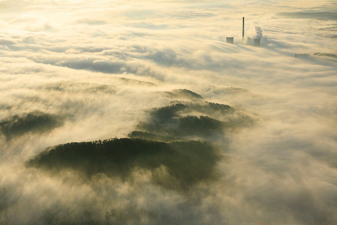 Frankreich, Bouches du Rhone, Pays d'Aix, Bouc Bel Air, Fabrik von Gardanne im Hintergrund (Luftaufnahme)