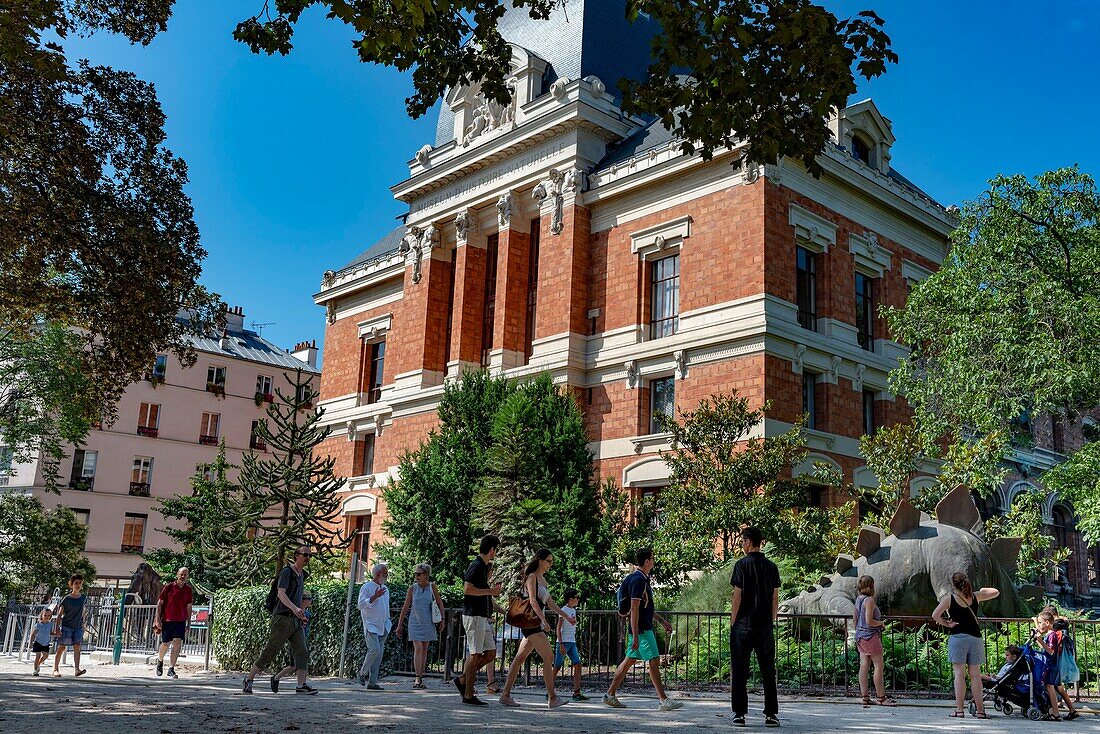 France, Paris, Jardin des Plantes, Gallery of Paleontology, goes and comes from walkers on a path