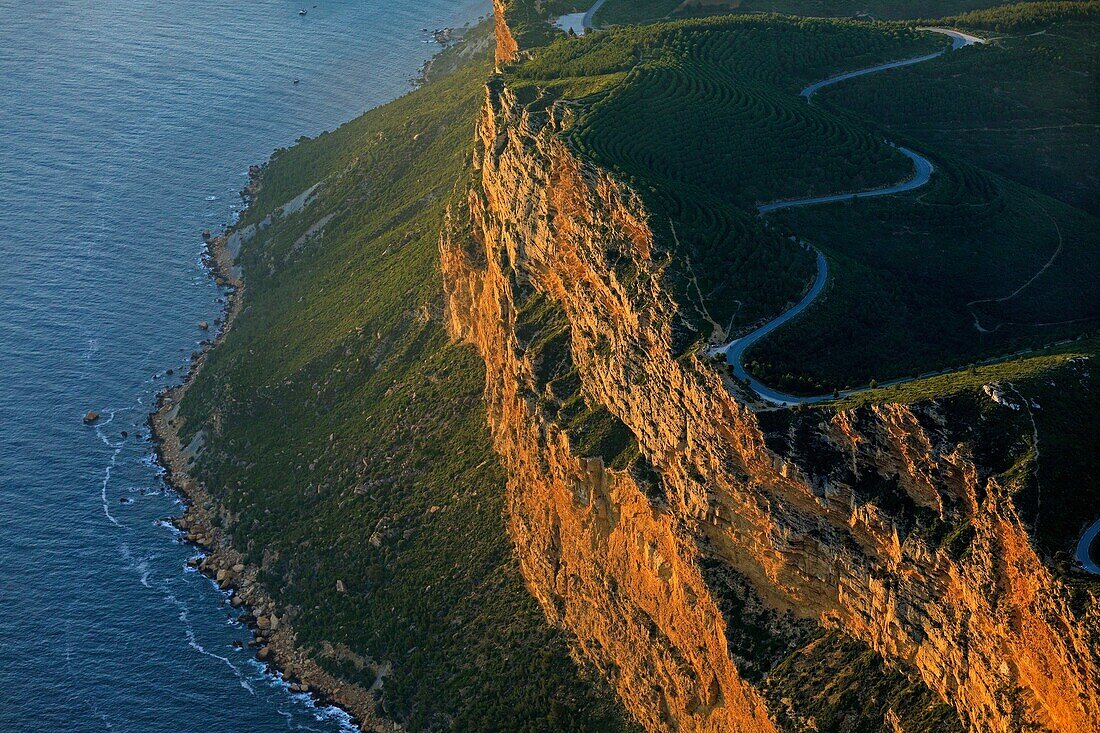 Frankreich, Bouches du Rhone, Calanques-Nationalpark, Cassis, Cassis-Bucht, Cap Canaille, Soubeyranes-Felsen (Luftaufnahme)