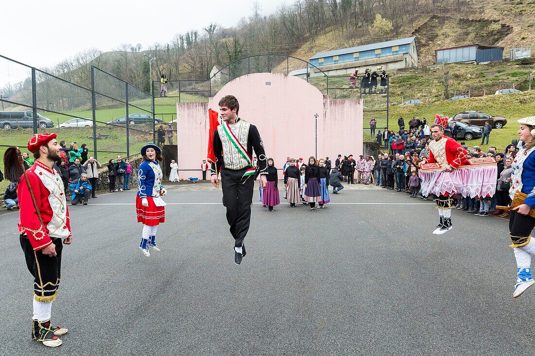 Frankreich, Pyrenees Atlantiques, Baskisches Land, Sainte Engrace, Die Souletine Masquerade (Xiberoko Maskarada) ist ein umherziehender Karnevalsritus, der von Dorf zu Dorf zieht