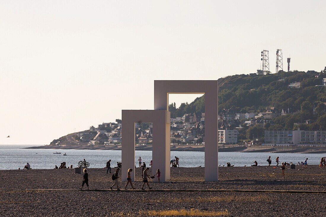 Frankreich, Seine Maritime, Le Havre, von der UNESCO zum Weltkulturerbe erklärt, am Strand mit Blick aufs Meer das monumentale Werk UP # 3 von Lang und Baumann