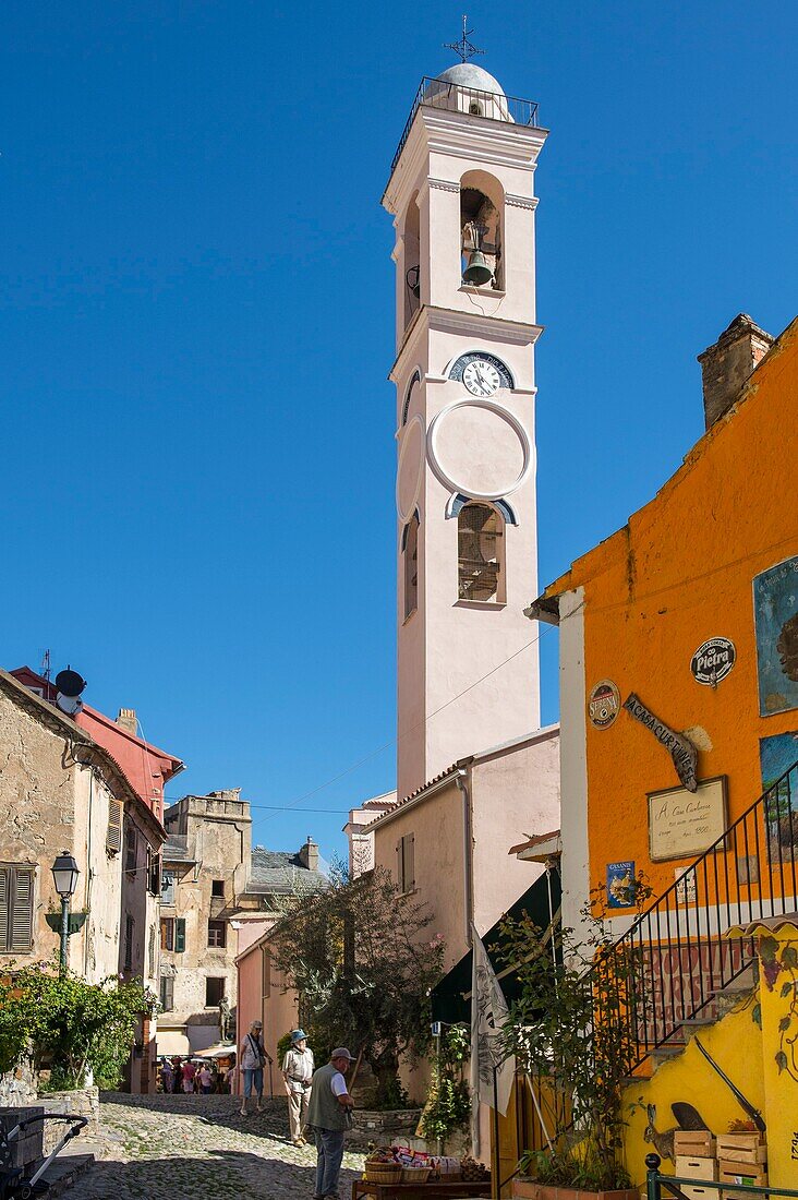 Frankreich, Haute Corse, Corte, die Straße des alten Marktes und der Glockenturm der Kirche der Verkündigung