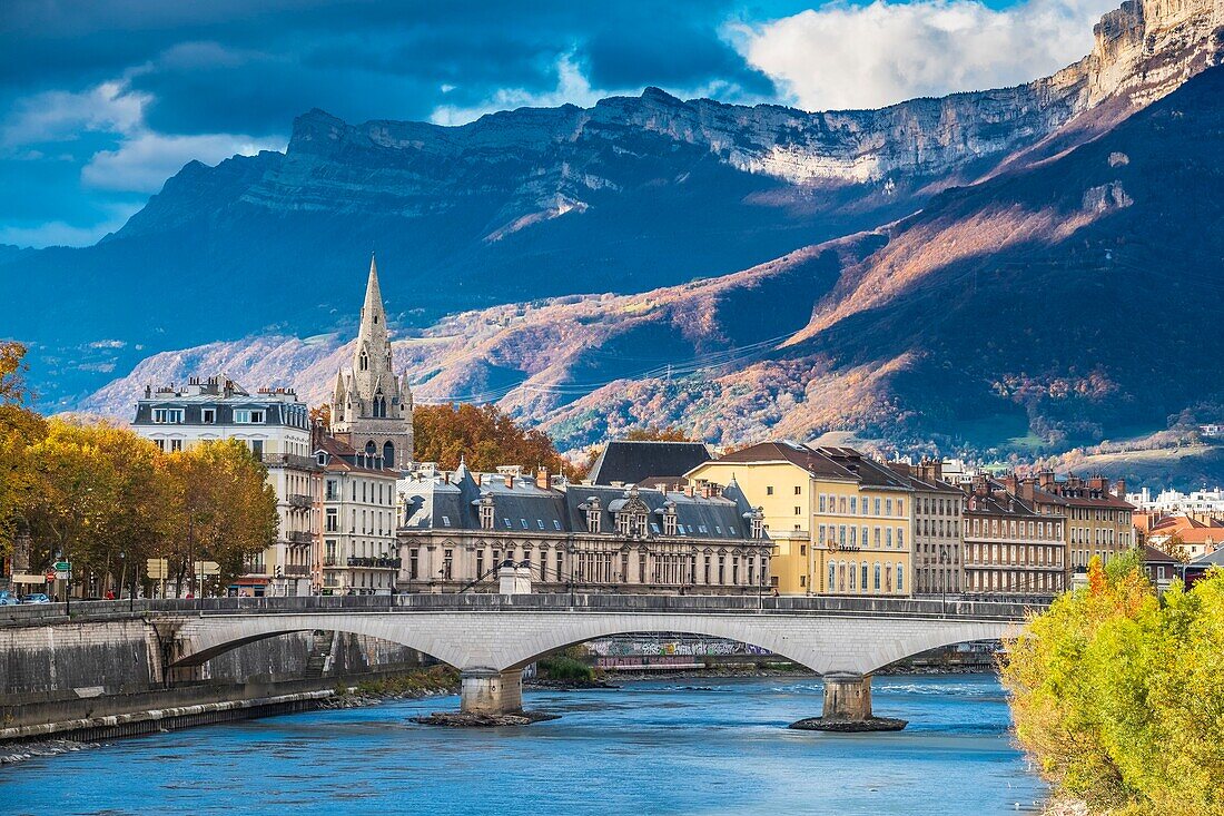 Frankreich, Isere, Grenoble, die Ufer des Flusses Isere, die Kirche Saint Andre aus dem 13. Jahrhundert und das Vercors-Massiv im Hintergrund