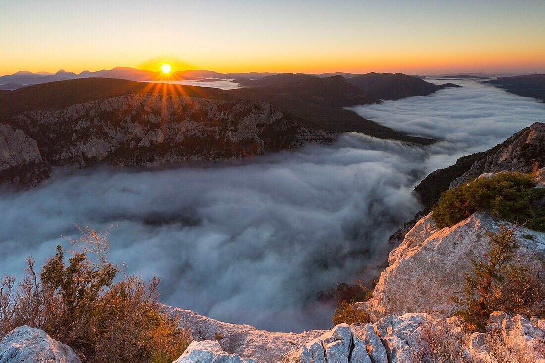 Frankreich, Alpes-de-Haute-Provence, Regionaler Naturpark Verdon, Grand Canyon du Verdon, Klippen vom Aussichtspunkt Pas de la Bau aus gesehen