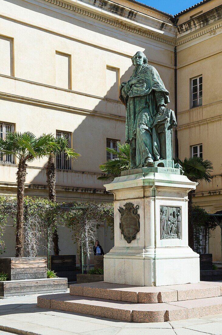 Frankreich, Corse du Sud, Ajaccio, in der Fußgängerzone Straße Kardinal Fesch, der Palast Fesch Museum der schönen Künste und die Statue des Kardinals im Innenhof