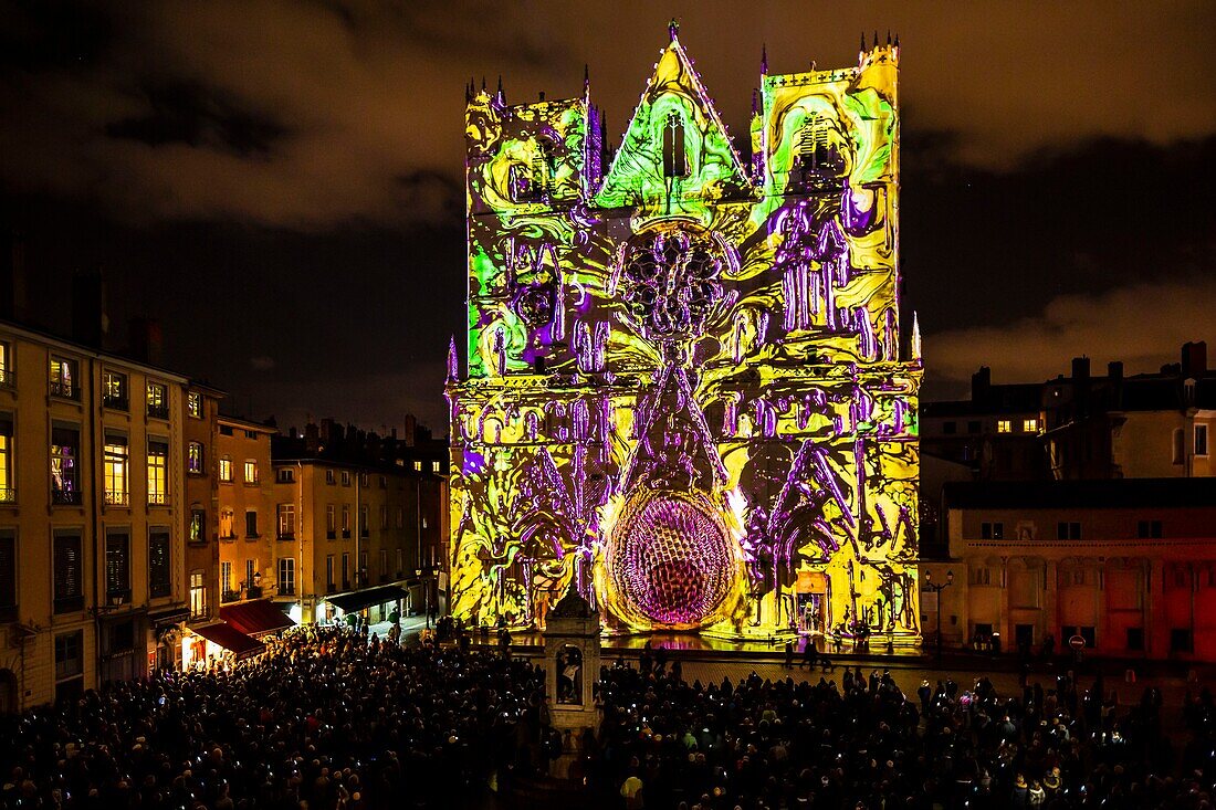 Frankreich, Rhône, Lyon, Stadtteil Vieux-Lyon, historischer Ort, der von der UNESCO zum Weltkulturerbe erklärt wurde, die Kathedrale von Lyon (Cathedrale Saint-Jean-Baptiste de Lyon) während der Fete des Lumieres (Lichtfest), Ausstellung Pigments De Lumière von Nuno Maya und Carole Purnelle