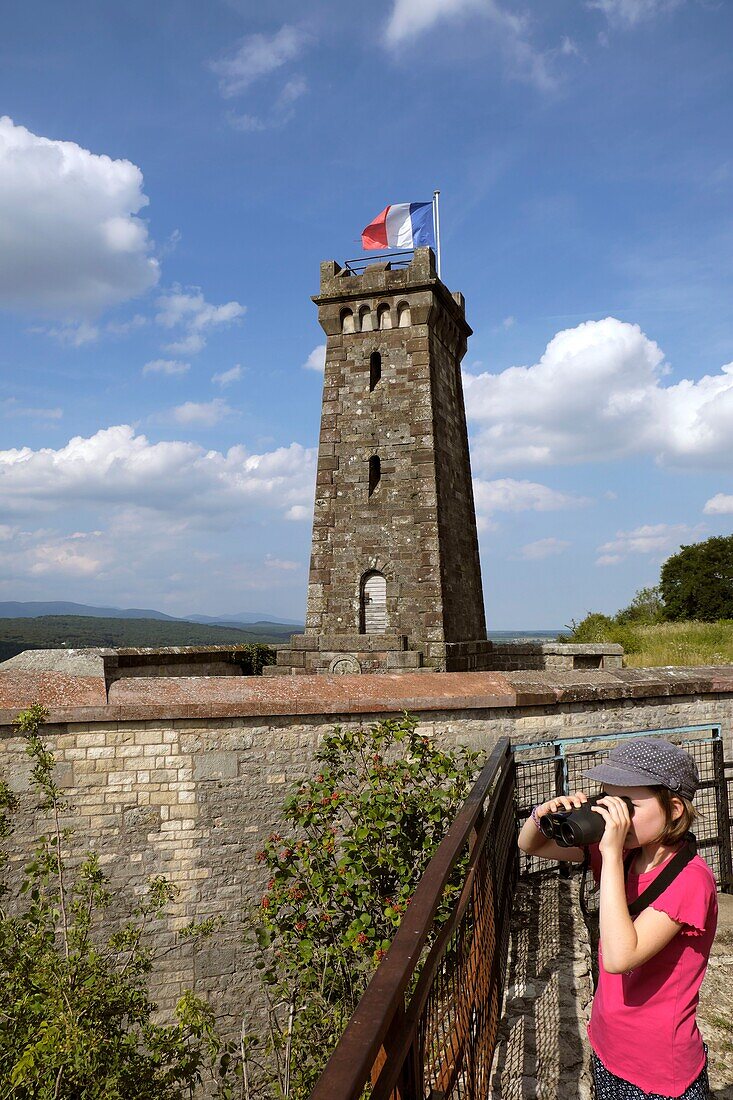 Frankreich, Territoire de Belfort, Belfort, Tour de la Miotte, kleines Mädchen beobachtet mit Fernglas