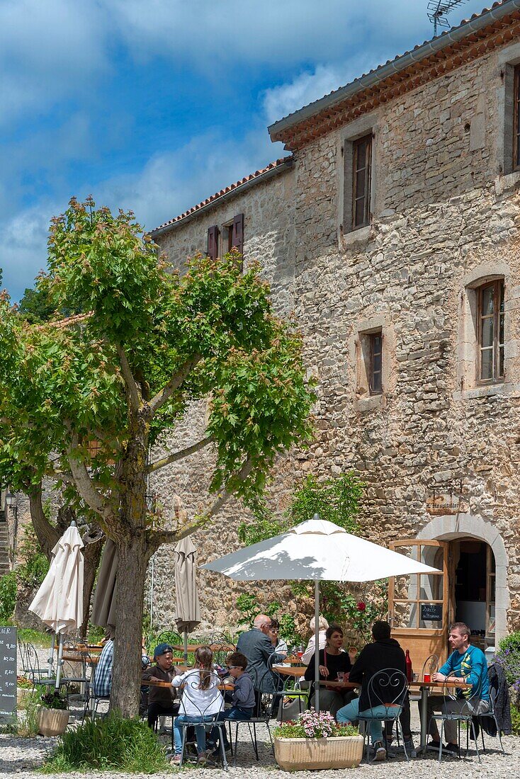 Frankreich, Aveyron, La Couvertoirade, Les Plus Beaux Villages de France (Die schönsten Dörfer Frankreichs), La Placette, Verbraucher auf der Terrasse eines Cafés auf einem Dorfplatz