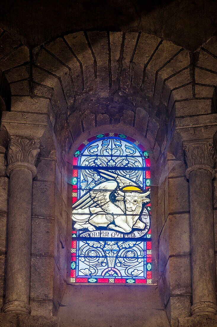 Frankreich, Puy de Dome, Regionaler Naturpark der Vulkane der Auvergne, Massiv des Dore-Gebirges, Orcival, Basilika Notre Dame d'Orcival aus dem 12. Jahrhundert, Darstellung eines geflügelten Stiers auf Glasmalerei, der den Evangelisten Lukas symbolisiert
