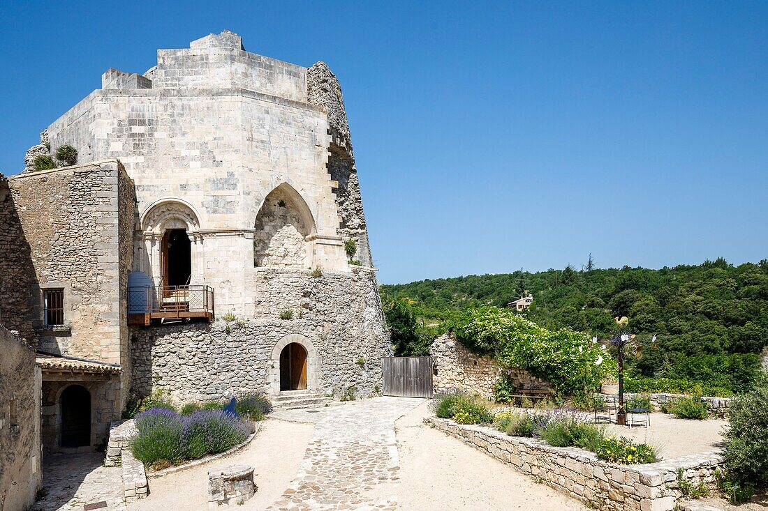 Frankreich, Alpes de Haute Provence, Simiane la Rotonde, Schloss und seine Rotonde aus dem 12. Jahrhundert, der Innenhof