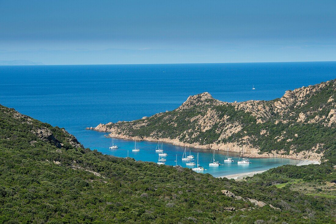 Frankreich, Corse du Sud, die Cala de Roccapina vom Aussichtspunkt der Nationalstraße aus gesehen