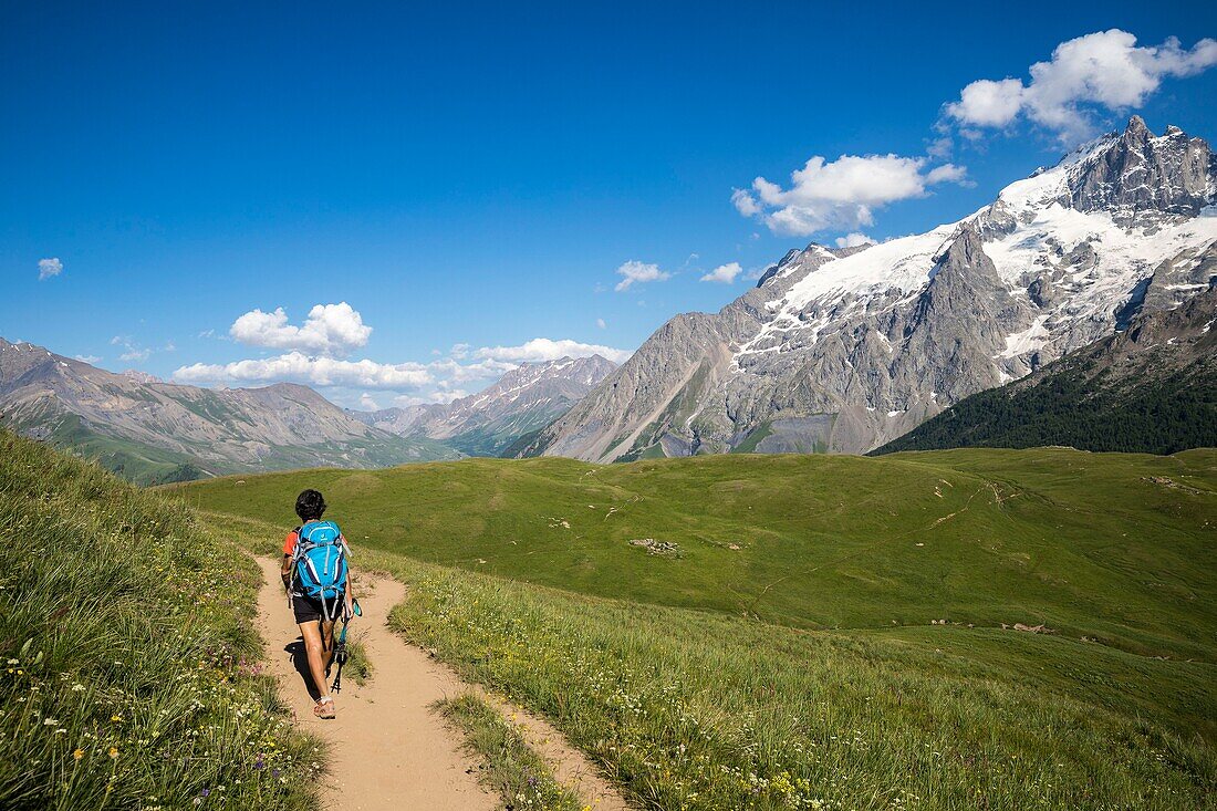 Frankreich, Hautes Alpes, Nationalpark Ecrins, die Meije von der Emparis-Hochebene aus gesehen, Wanderer auf dem GR 50 GR 54